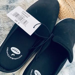 Woman’s black backless tennis shoe .